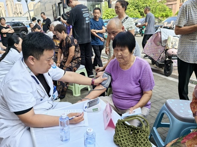 河北迁安 医师节义诊忙 进社区送健康